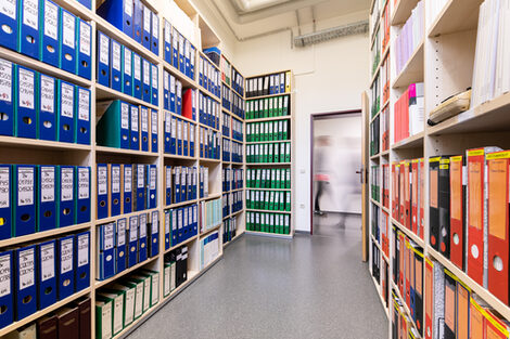 Photo of the prison archive with many shelves of files.