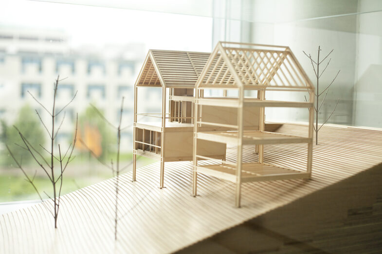 Foto eines Architekturmodels von zwei Holz-Häusern.