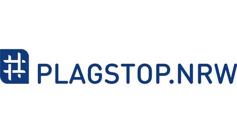 Logo des Projekts PlagStop.nrw, links ein weißes Rautezeichen auf blauem Hintergrund, rechts daneben in Großbuchstaben PLAGSTOP.NRW