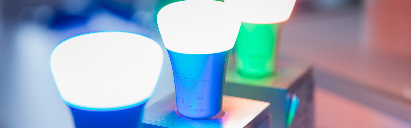 Foto von aktivierten Lampen aus der Rubrik Smart Living, in blau, grün und rot.