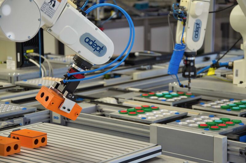 Foto aus dem Robotiklabor des Fachbereichs Maschinenbau. Es sind Industrieroboter und weitere technische Geräte zu erkennen. 