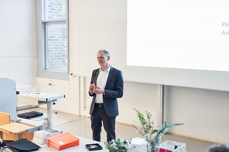 Eine Person hält einen Vortrag auf der Werkschau/der Abschlussfeier am Fachbereich Architektur