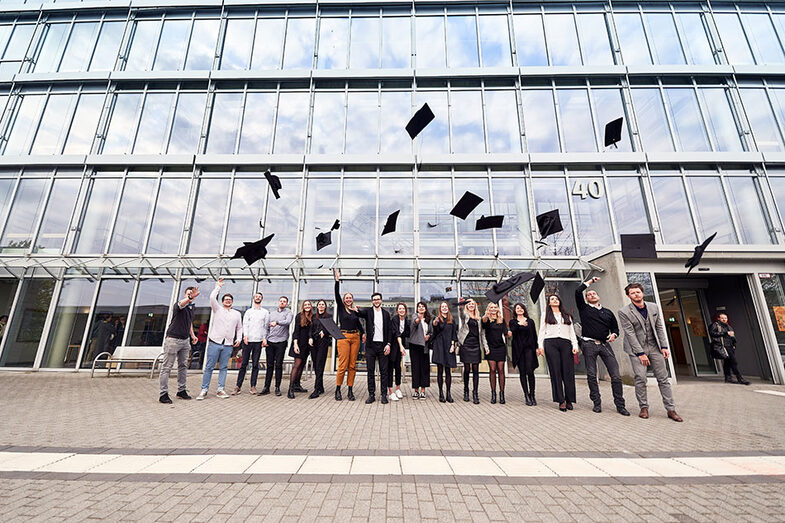 Gruppenfoto mit Absolvent*innen auf der Werkschau/der Abschlussfeier am Fachbereich Architektur