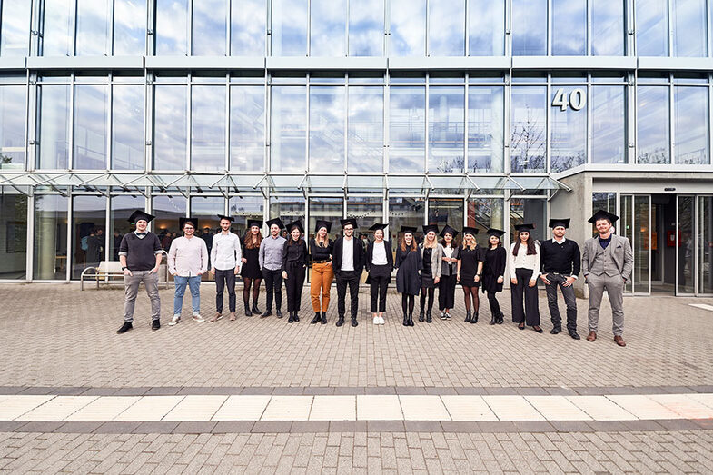 Gruppenfoto mit Absolvent*innen auf der Werkschau/der Abschlussfeier am Fachbereich Architektur