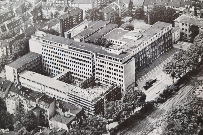Eine schwarz-weiß-Luftaufnahme mit Blick auf den Campus Sonnenstraße. Am Haupthaus A wird noch gebaut.