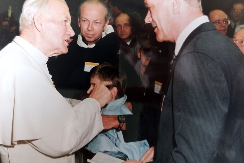 Das Bild zeigt Papst Johannes Paul II im Gespräch mit Prof. Dr. Dr. Karl Schmitz-Moormann.