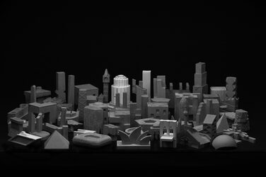Schwarz-weiße Gesamtansicht der filigranen Filigrane Betonskulpturen als Ergebnis der Übung "Miniatur-Architektur". Die Zusammensetzung der Skulpturen erinnert an eine Stadt. Die einzelnen Skulpturen bilden Gebäude und Sehenswürdigkeiten ab.