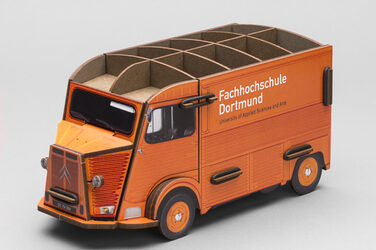 Der Citroen HY als Stiftebox aus Pappe.