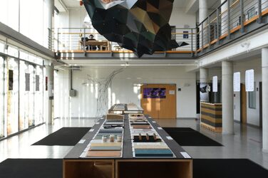High-format photo of the material exhibition in Betrchterpersketive photographed from the head side