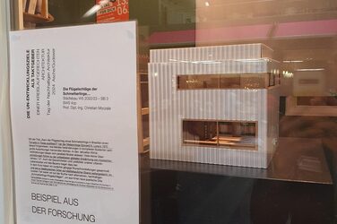 Durch eine Tür ist das Modell zu sehen von einem Tiny House.