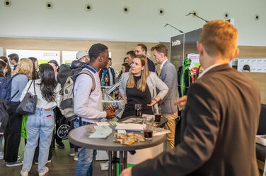 Student in conversation with company representative at the Business Event 2023.