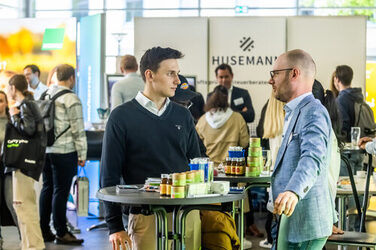 Student in conversation with a company representative at the Business Event 2023.