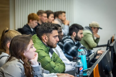 Studierende sitzen in einem Hörsaal.