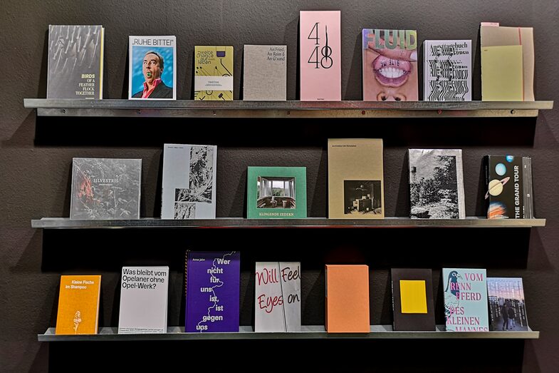 Messestand mit Bücherregalen