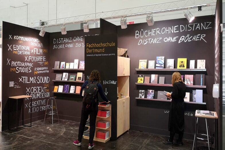 Messestand mit Bücherregalen