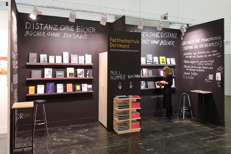 Messestand mit Bücherregalen
