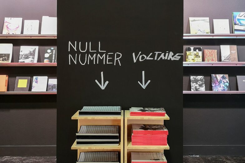 Messestand mit Bücherregalen