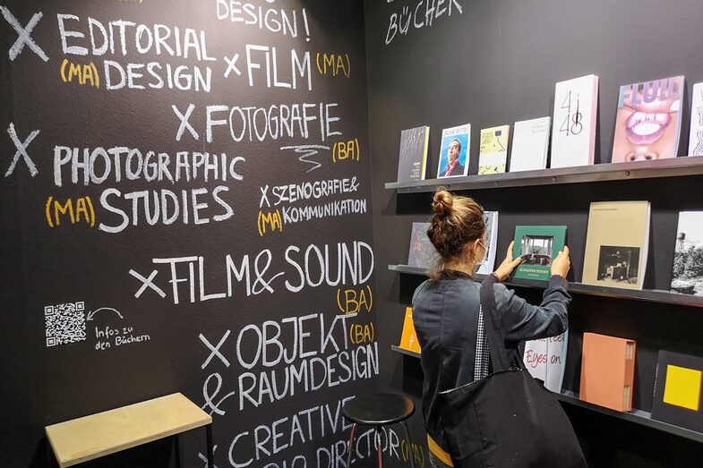 Messestand mit Bücherregalen