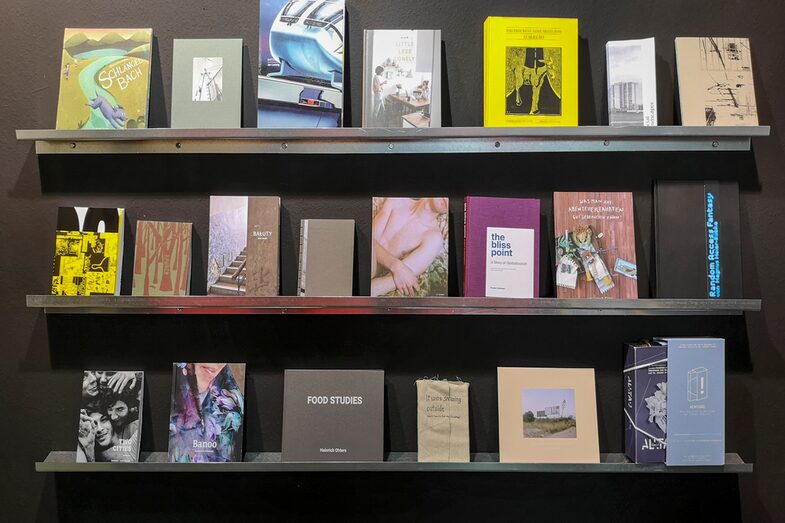Messestand mit Bücherregalen