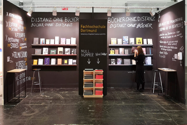 Messestand mit Bücherregalen