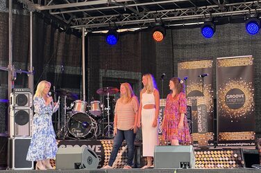 Die Mitarbeitenden des Promotionskollegs auf der Bühne