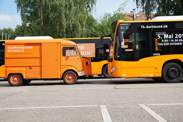 Der Citroën HY steht einem großen Stadtbus der Stadtwerke Dortmund gegenüber. Der Bus wirbt für den Tag der Offenen Tür an der FH Dortmund.