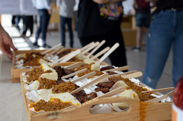 Buffet mit afrikanischen Snacks auf Holztabletts serviert.