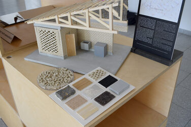Detailansicht eines Modells mit verschiedenen Materialproben im Vordergrund.