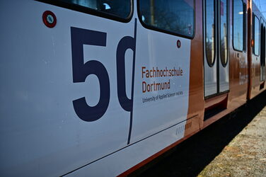 Foto von einer UBahn mit FH-Beklebung zum 50jährigen Jubiläum.