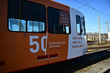 Foto von einer UBahn mit FH-Beklebung zum 50jährigen Jubiläum.