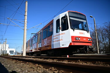 Foto von einer UBahn mit FH-Beklebung zum 50jährigen Jubiläum.