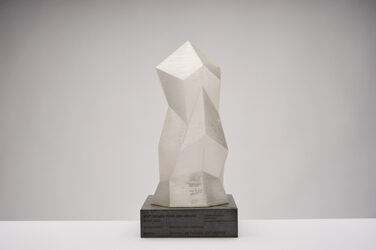 Award developed by students for the digital methods in architecture course, consisting of a square, dark concrete base and a 3D-printed, crystalline structure above it