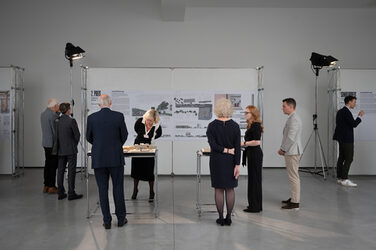 Ausstellungsrundgang und Podiumsdiskussion zum Architekturwettbewerb TRANSFORMATION 22/23 mit den Preisrtäger:innen Malte Grobenstieg, Ruth Martin, Anna Nölle, Simon Daudert, Lucas Lütgenau; Jörg Thadeusz, Prof. Annette Hillebrandt, Prof. Anca Timofticiuc, Prof. Friedrich von Borries in der Alten Schildkrötfabrik in Mannheim