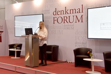 Student Lorena Meermeier presents her design on stage at the Messeakademie.