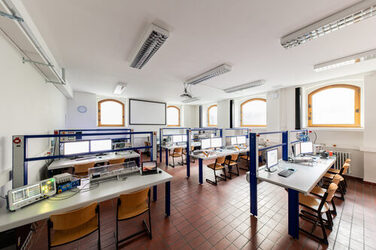 Photograph of the electrical engineering laboratory, with several rows of computer workstations.