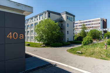 Foto des Gebäudes Emil-Figge-Straße 42, im Hintergrund Gebäude 44 und links im Anschnitt Gebäude 40a auf dem Campus der FH Dortmund.
