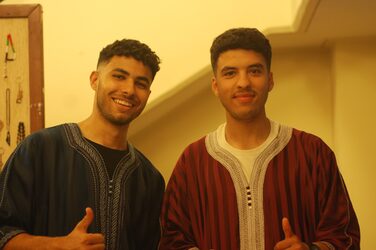 2 Studenten in traditioneller Kleidung