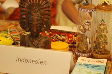 Dekorierter Tisch des Kulturstands Indonesien