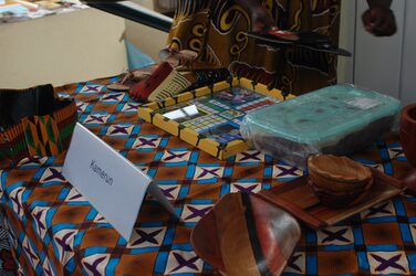 Kulturstand Kamerun: Traditionell dekorierter Tisch