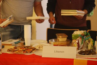Essen auf einem dekorierten Tisch am Kulturstand Libanon