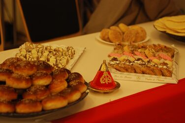 Nahaufnahme von Essen auf einem dekorierten Tisch am Kulturstand Marokko.