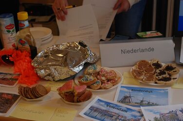 Kulturstand Niederlande: Typisches Essen auf einem Tisch platziert.