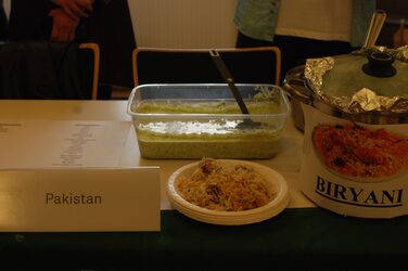 Kulturstand Pakistan: Essen auf einem Tisch
