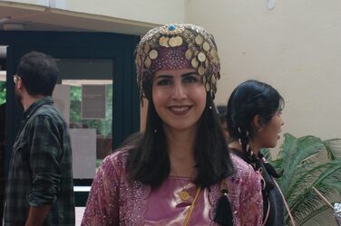 Kurdischer Kulturstand: Studentin in traditioneller Kleidung