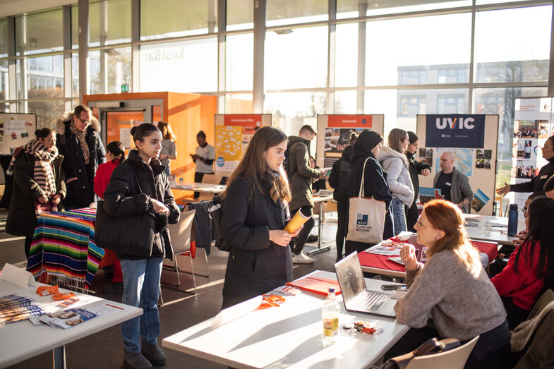 Many people chat at various stands in the sunlight at the "Market of Opportunities". Many people chat at various stands in the sunlight at the "Market of Opportunities".