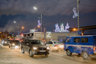 Mehrere Autos fahren auf einer winterlichen Straße.
