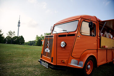 The Citroën HY is parked on a meadow in Westfalenpark. Dortmund's Florian television tower can be seen in the background.