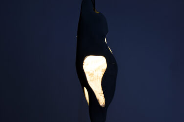 Nachtaufnahme einer erleuchtenden, skulpturalen Hängeleuchte mit generativ gefertigten Elementen