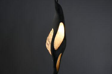 Nachtaufnahme einer erleuchtenden, skulpturalen Hängeleuchte mit generativ gefertigten Elementen