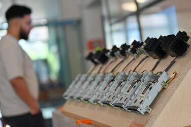 Eine Person schaut auf technische Geräte